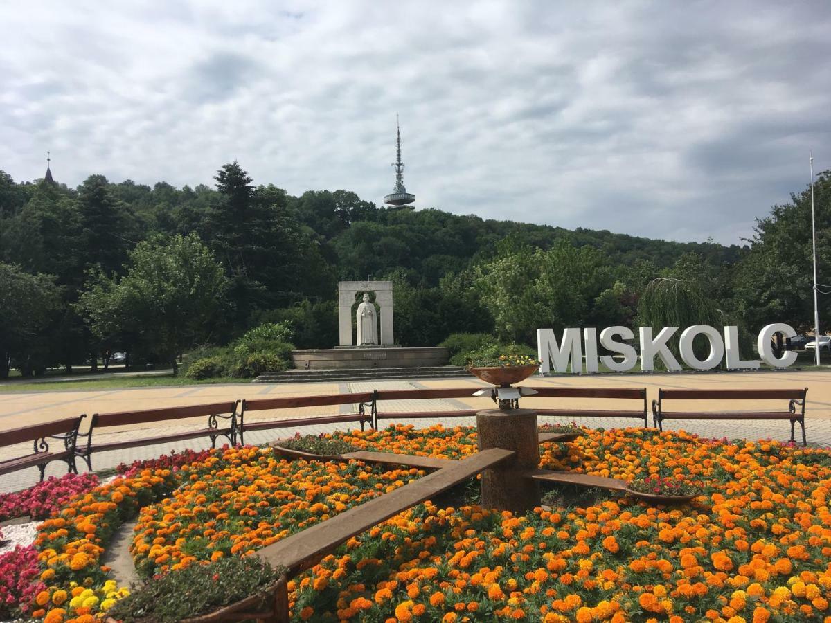 Mse Apartman Miskolc Exterior photo
